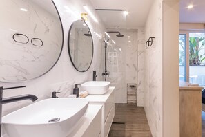 Familienapartment, Mehrere Schlafzimmer, 2 Bäder (Modern Beautiful Pool And Sea Apt) | Badezimmer