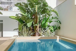 Apartamento familiar, varias habitaciones, 2 baños (Modern Beautiful Pool And Sea Apt) | Piscina | Una piscina al aire libre