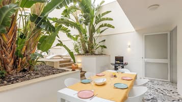 Departamento familiar, varias habitaciones, 2 baños (Modern Beautiful Pool And Sea Apt) | Restaurantes