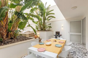 Familienapartment, Mehrere Schlafzimmer, 2 Bäder (Modern Beautiful Pool And Sea Apt) | Speisen