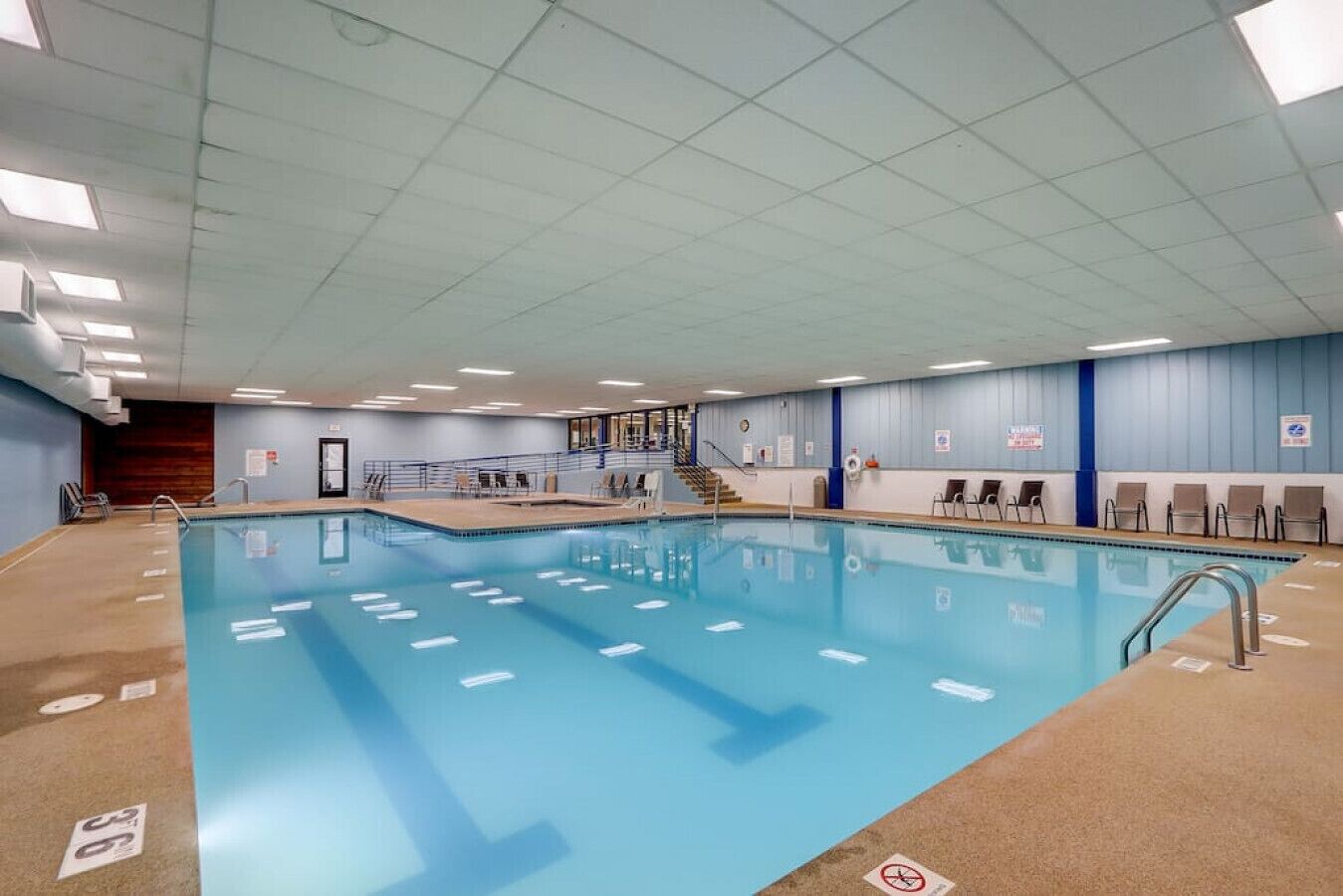 Una piscina cubierta, una piscina climatizada