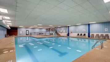 Una piscina cubierta, una piscina climatizada