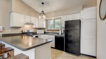 Geladeira, micro-ondas, fogão, cooktop