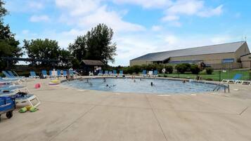 Una piscina cubierta, una piscina climatizada