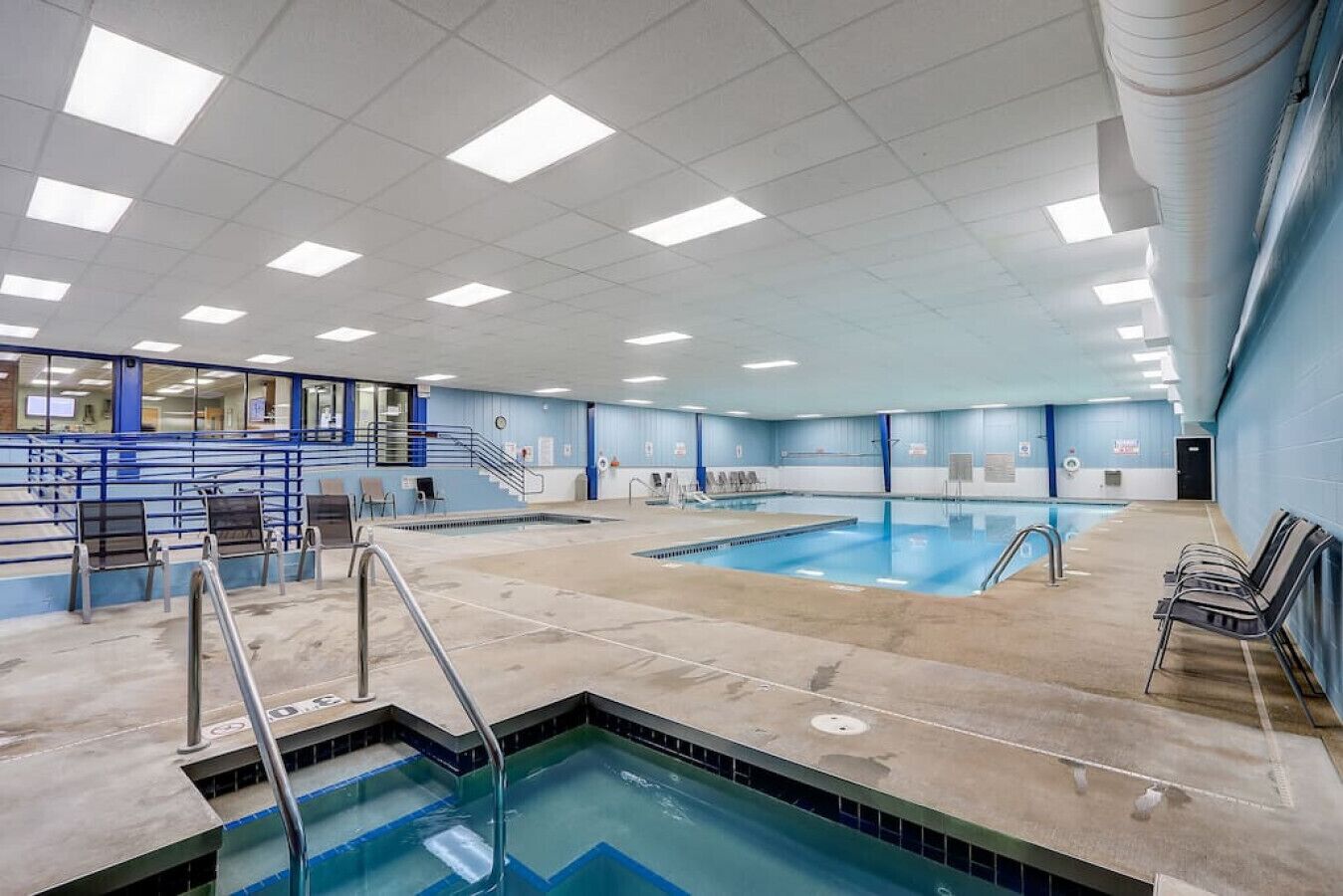 Una piscina cubierta, una piscina climatizada