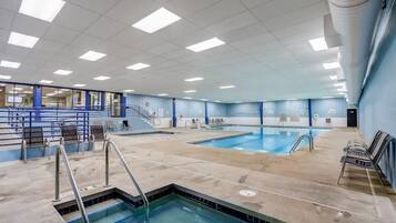 Una piscina cubierta, una piscina climatizada