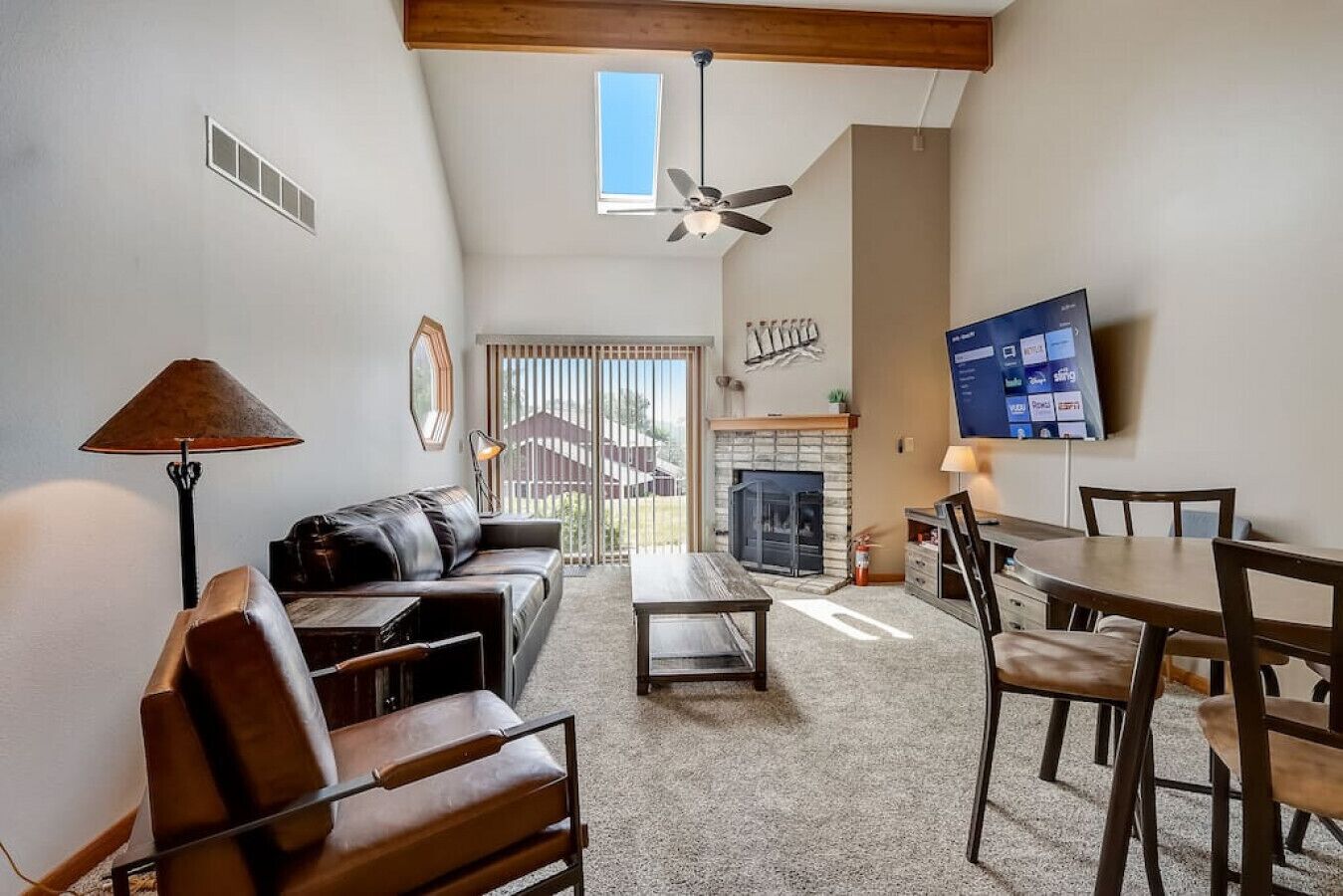 Una Smart TV, una chimenea