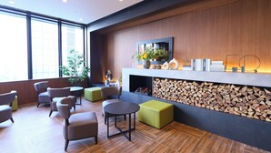 Eine moderne Lobby mit einer Holzwand, einem Kamin und einem großen Fenster.