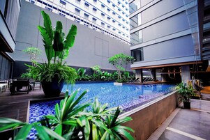 Una piscina al aire libre