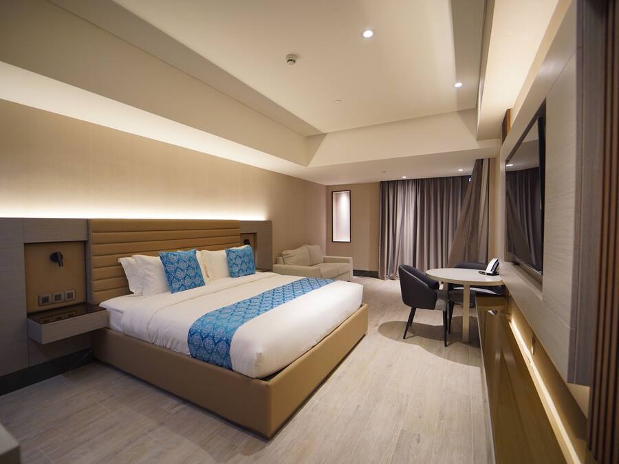 Junior Suite Room | In-room safe, blackout curtains, soundproofing, iron/ironing board