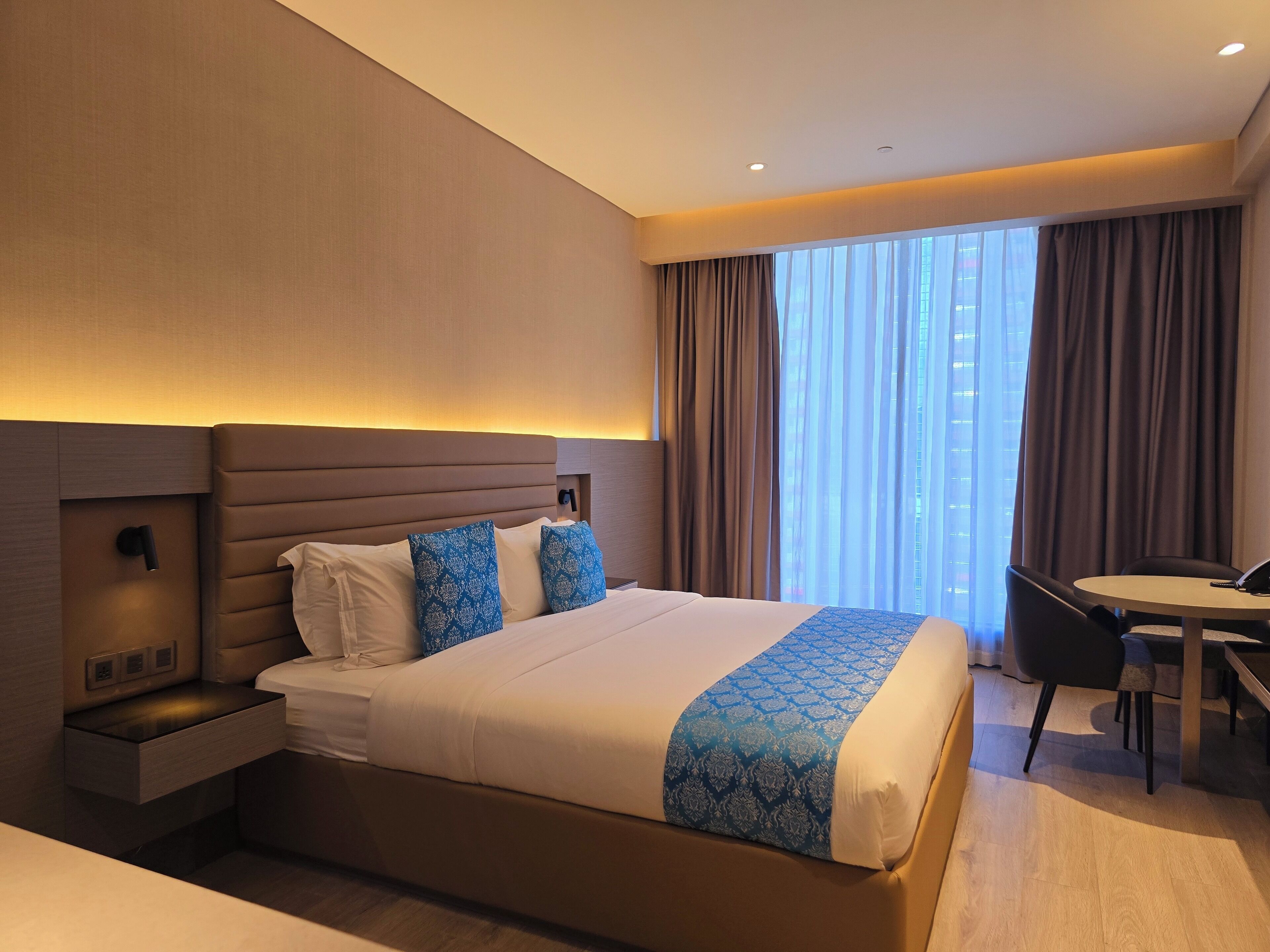 Habitación Deluxe, 1 cama King size | Caja de seguridad en la habitación, cortinas blackout y insonorización 