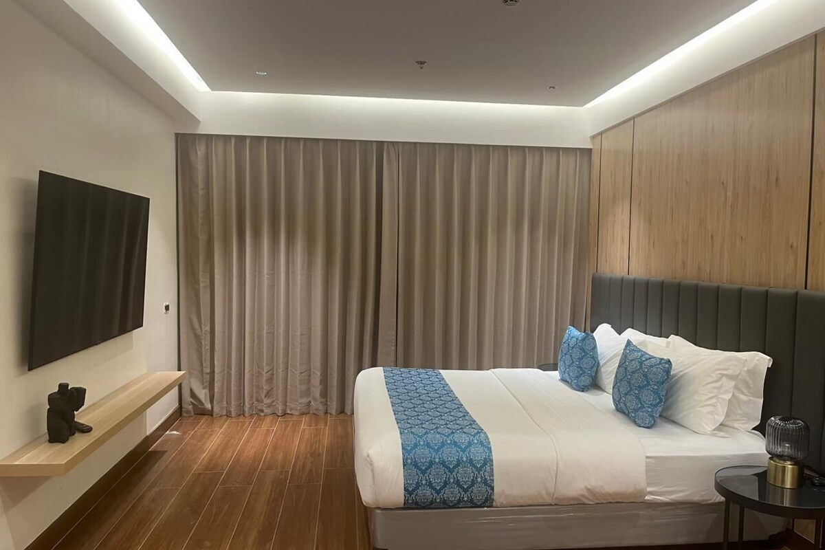 Premium Suite | In-room safe, blackout drapes, soundproofing