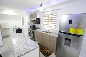 Kühlschrank, Mikrowelle, Wasserkocher mit Kaffee-/Teezubehör, Toaster