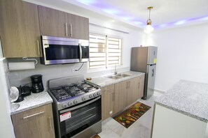 Kühlschrank, Mikrowelle, Wasserkocher mit Kaffee-/Teezubehör, Toaster