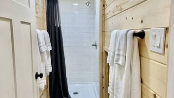 Douche, serviettes fournies, savon, shampoing