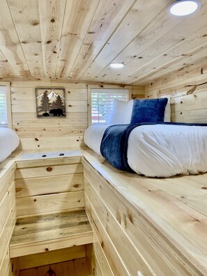 1 bedroom, WiFi, bed sheets - Cabin #4 Lake Nahwatzel Resort - New Tiny Cabin! (Shelton)