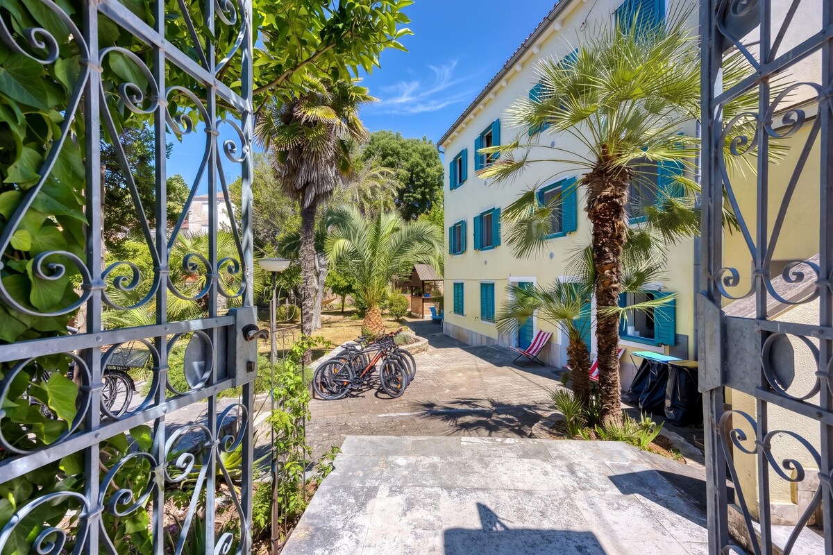 Family Studio, Microwave (Orange Studio Apartment With Garden) | Property grounds