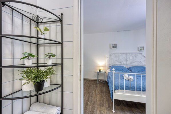 Family Studio (Orange Studio Apartment) | Free WiFi, bed sheets