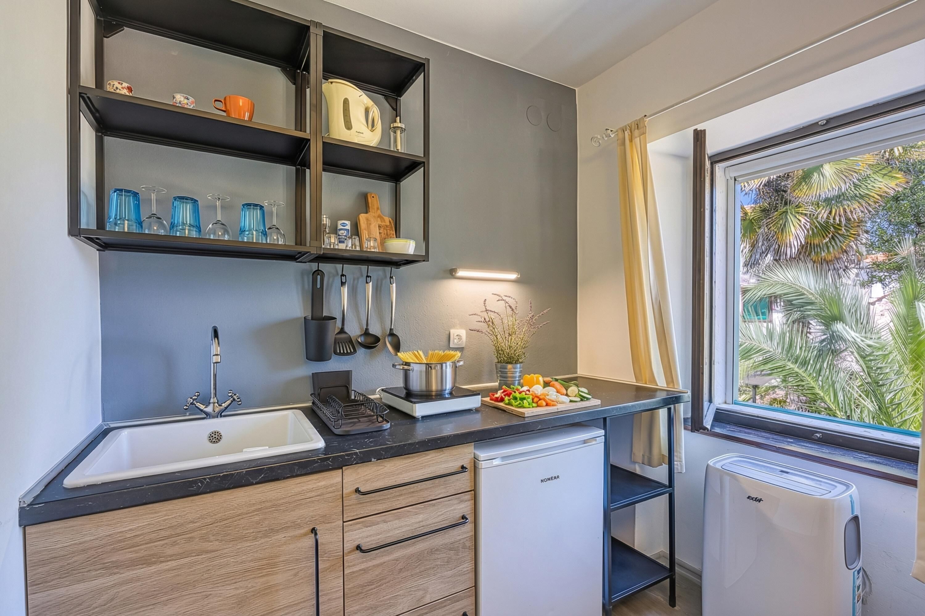 Familie studio (Blue Studio Apartment) | Privékeuken | Een koelkast, een microgolfoven, een kookplaat, een waterkoker