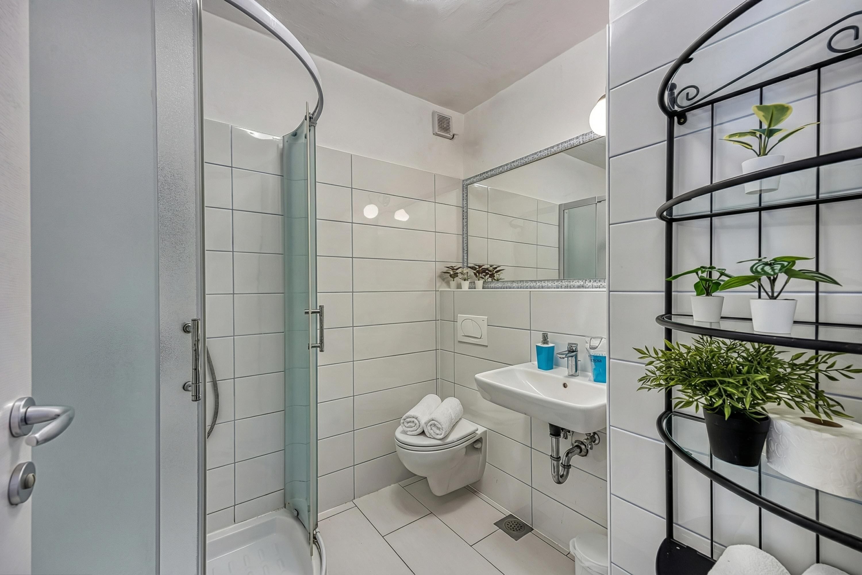 Familie studio, magnetron (Orange Studio Apartment) | Badkamer | Een douche, handdoeken, zeep, shampoo