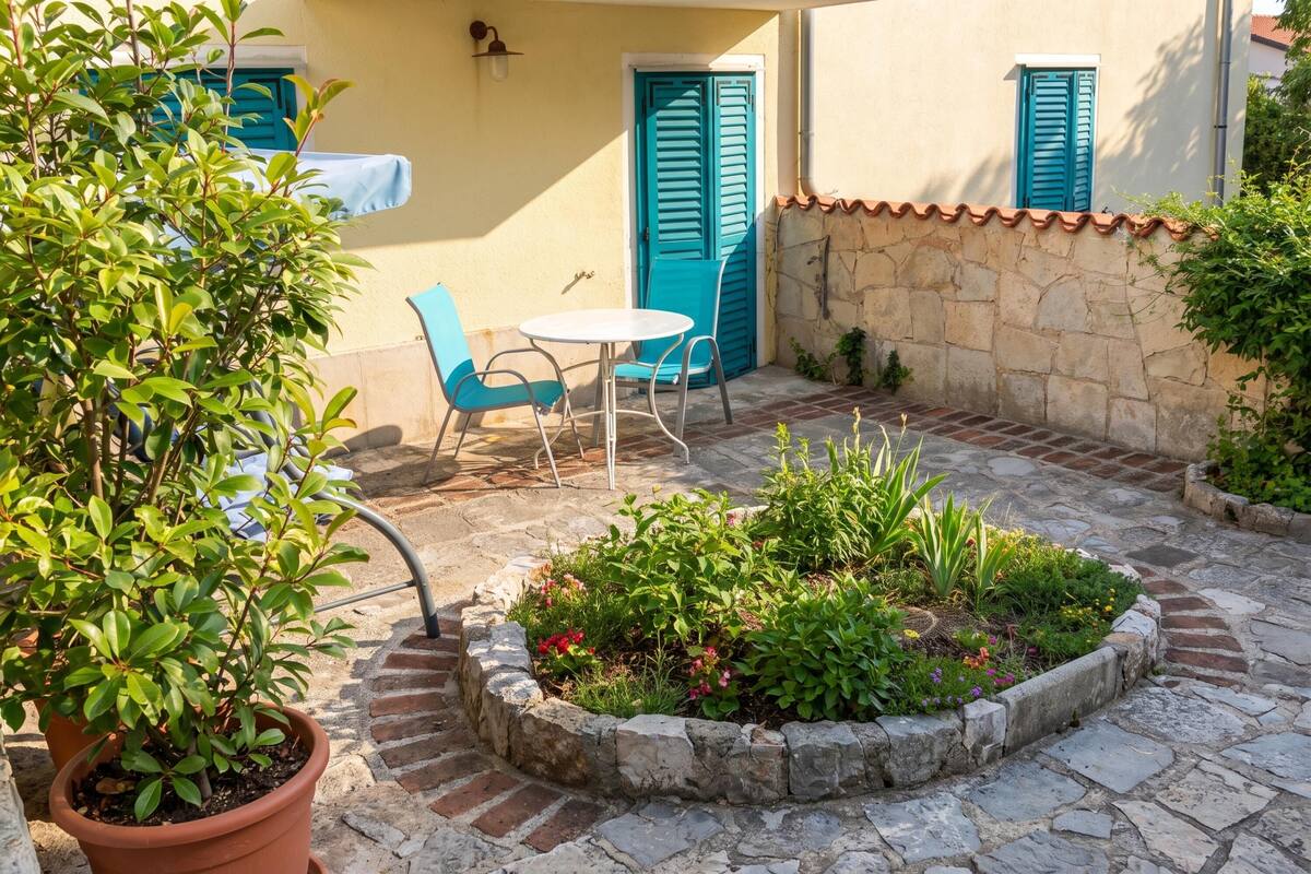 Family Studio, Microwave (Violet Studio close to Harbor) | Outdoor dining