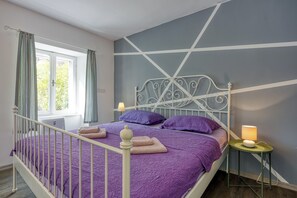 Family Studio (Violet Studio Apartment) | Free WiFi, bed sheets