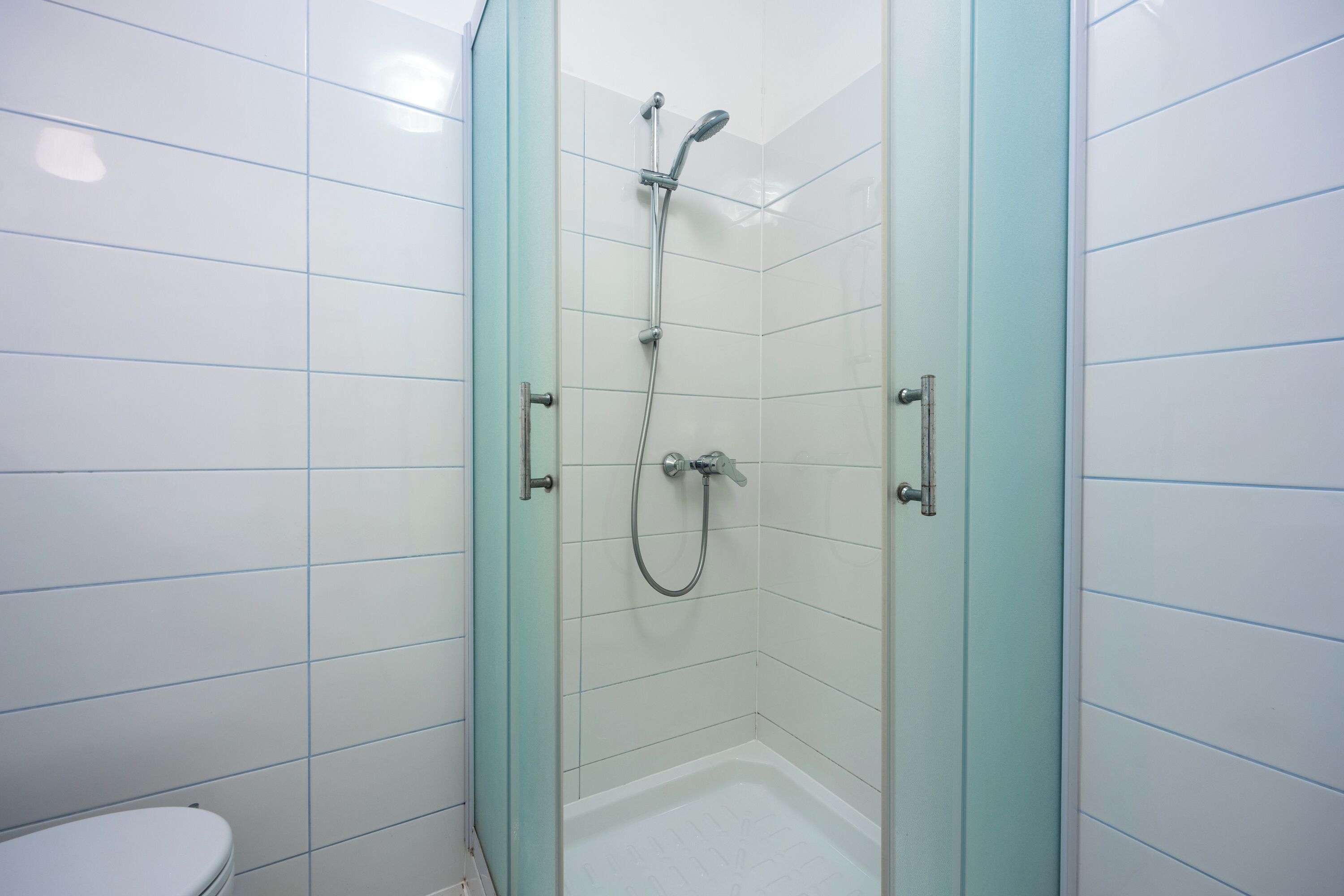 Family Studio (Violet Studio Apartment) | Bathroom | Shower, towels, soap, shampoo