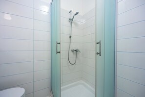 Family Studio (Violet Studio Apartment) | Bathroom | Shower, towels, soap, shampoo - Blue Studio Apartment (Mali Losinj)