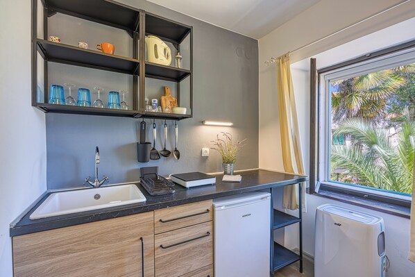 Perhestudio (Blue Studio Apartment) | Yksityinen keittiö | Jääkaappi, mikroaaltouuni, liesi, vedenkeitin