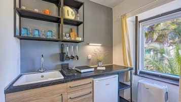 Studio dành cho gia đình (Blue Studio Apartment) | Bếp nhỏ riêng | Tủ lạnh, lò vi sóng, bếp nấu, ấm điện