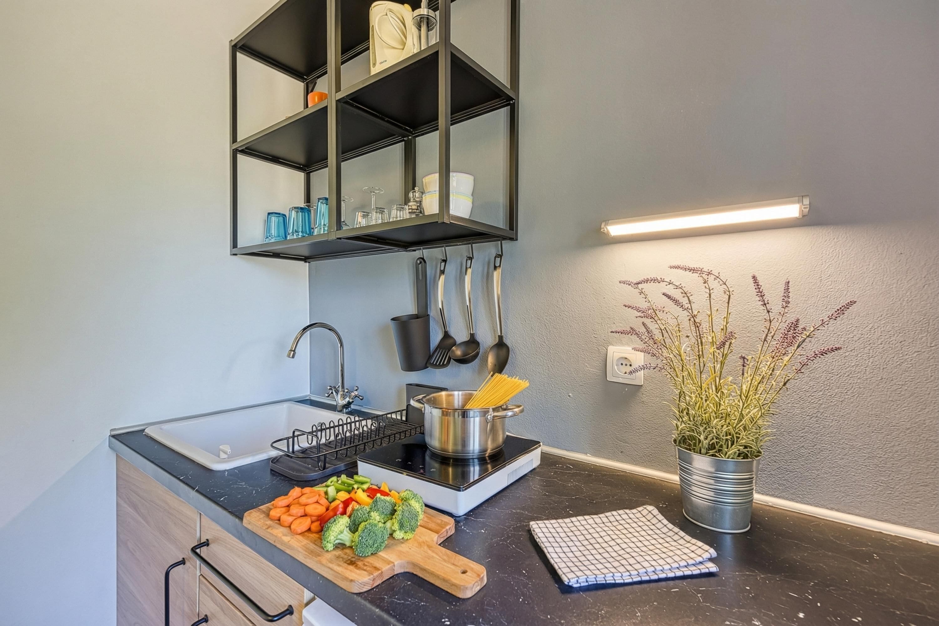 Familie studio (Blue Studio Apartment) | Privékeuken | Een koelkast, een magnetron, een kookplaat, een waterkoker