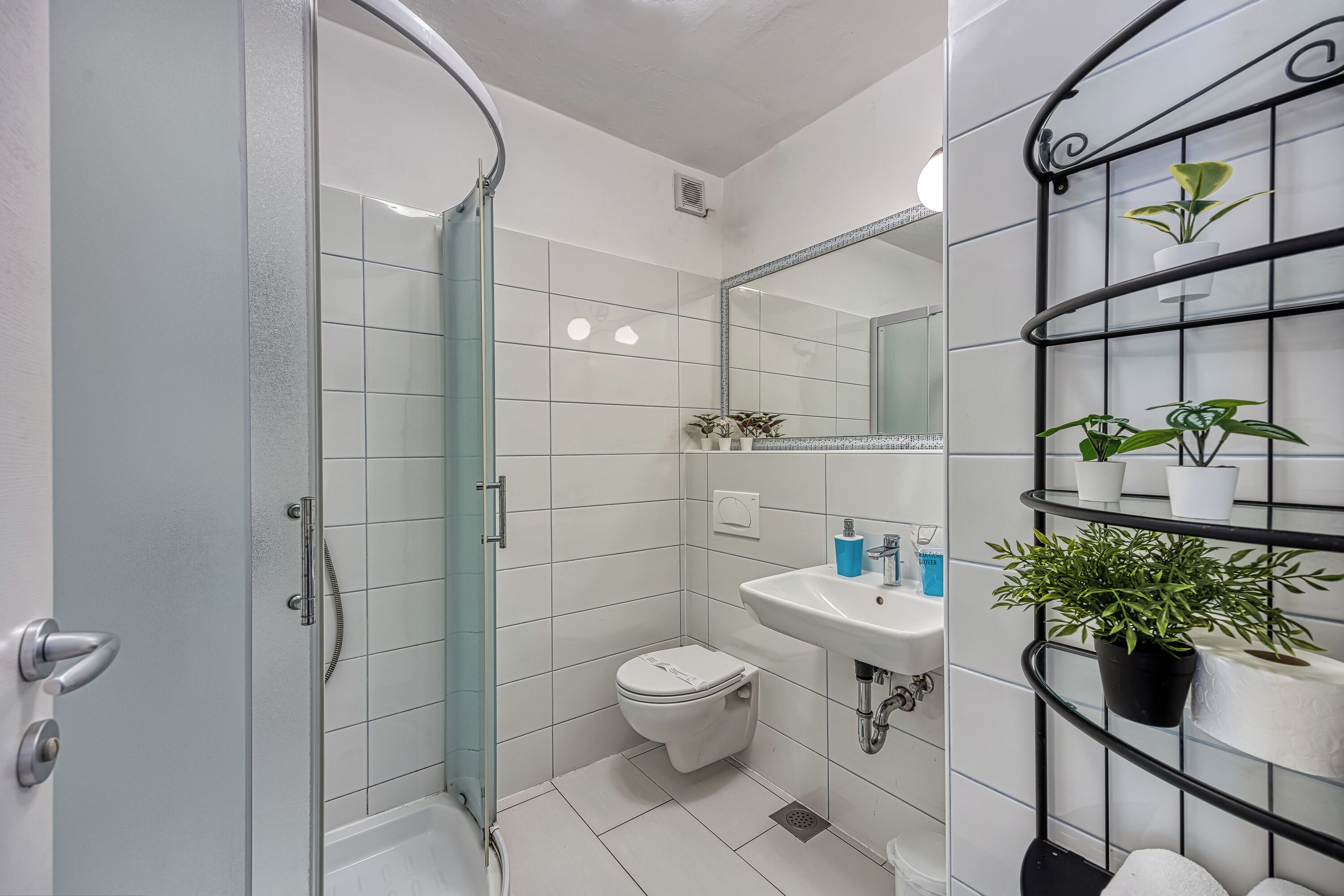 Familienstudio (Orange Studio Apartment) | Badezimmer | Dusche, Handtücher, Seife, Shampoo