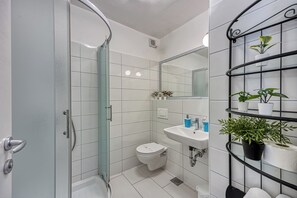 Estudio familiar (Orange Studio Apartment) | Baño | Regadera, toallas, jabón, shampoo 