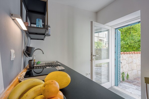 Estudio familiar (Violet Studio Apartment) | Cocineta privada | Refrigerador, microondas, parrilla de estufa y tetera eléctrica 