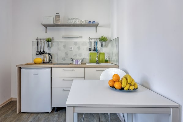 Estudio familiar (Starfish Studio Apartment) | Cocineta privada | Refrigerador, microondas, parrilla de estufa y tetera eléctrica 