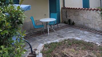 Family Studio (Violet Studio Apartment) | Terrace/patio