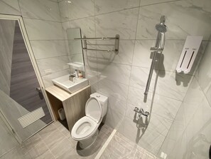 Shower, hair dryer, towels, soap - 1 minute to Taipei Main Station/ 3 bedroom/ near Airport MRT (Taipei City)