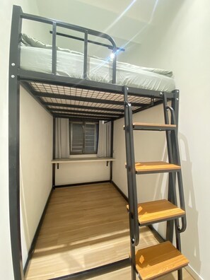 3 bedrooms, WiFi, bed sheets - 1 minute to Taipei Main Station/ 3 bedroom/ near Airport MRT (Taipei City)