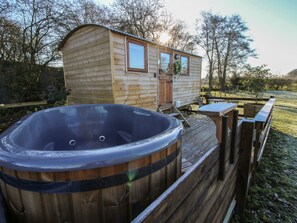 Cottage | Property grounds - The Oak Hut (Whitchurch)