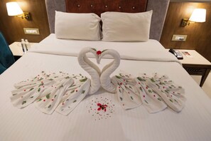 Deluxe Double Room | In-room safe, blackout drapes, iron/ironing board, free WiFi - MAHARAJA AGRASEN PALACE - PURE VEGETARIAN (Mawal)