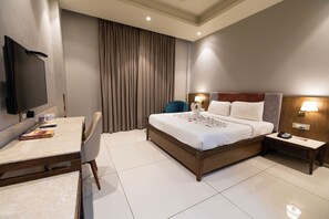 Deluxe Double Room | 1 bedroom, in-room safe, blackout drapes, iron/ironing board