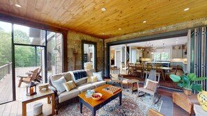 Televisión y chimenea 