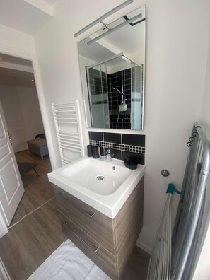 Douche, sèche-cheveux, serviettes fournies