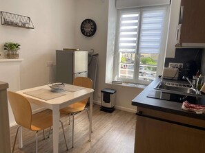 Kylskåp, mikrovågsugn, kaffe- och tebryggare och brödrost