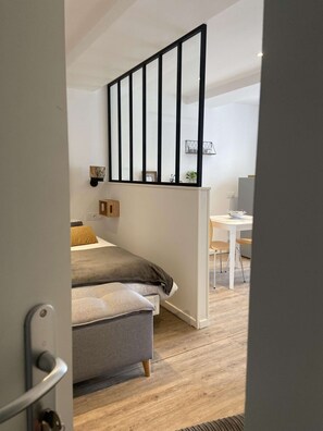Iron/ironing board, WiFi, bed sheets
