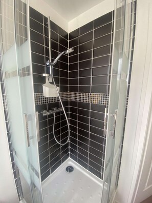 Douche, sèche-cheveux, serviettes fournies