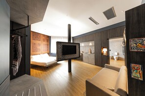 Suite estudio junior | Edredón, caja de seguridad en la habitación y muebles diferentes 