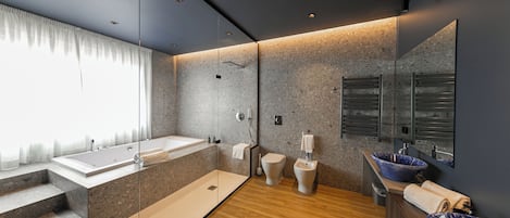 Junior Studio Suite | Bathroom | Hair dryer, bidet, towels, soap