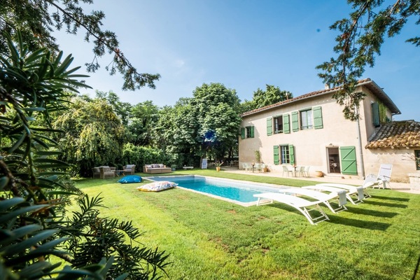 Outside : Heated swimming pool - 2 wooden tables for 14 people - Garden lounge - Deckchairs - Plancha gas - 1 trampoline + 2 bikes on the property - Playground 100m from the house - WC