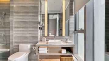 Chambre Supérieure, 2 lits doubles, vue ville | Salle de bain | Articles de toilette gratuits, sèche-cheveux, peignoirs, chaussons